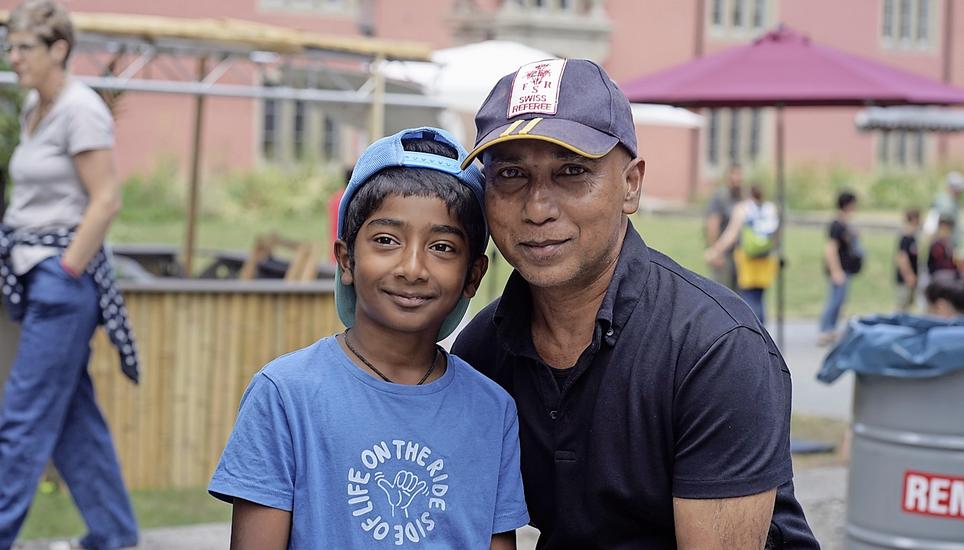 Jana Ramalingam und seinem Sohn Kansiyan geht es um Spiel und Spass. Den Verein dabei zu unterstützen, sei super.