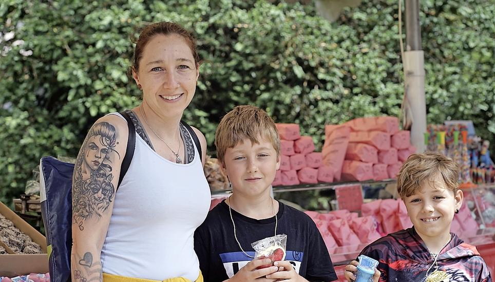 Obwohl Romina Mathys und Marlon und Mailo nichts von dem Anlass wussten, zog es sie dank der Süssigkeiten an.