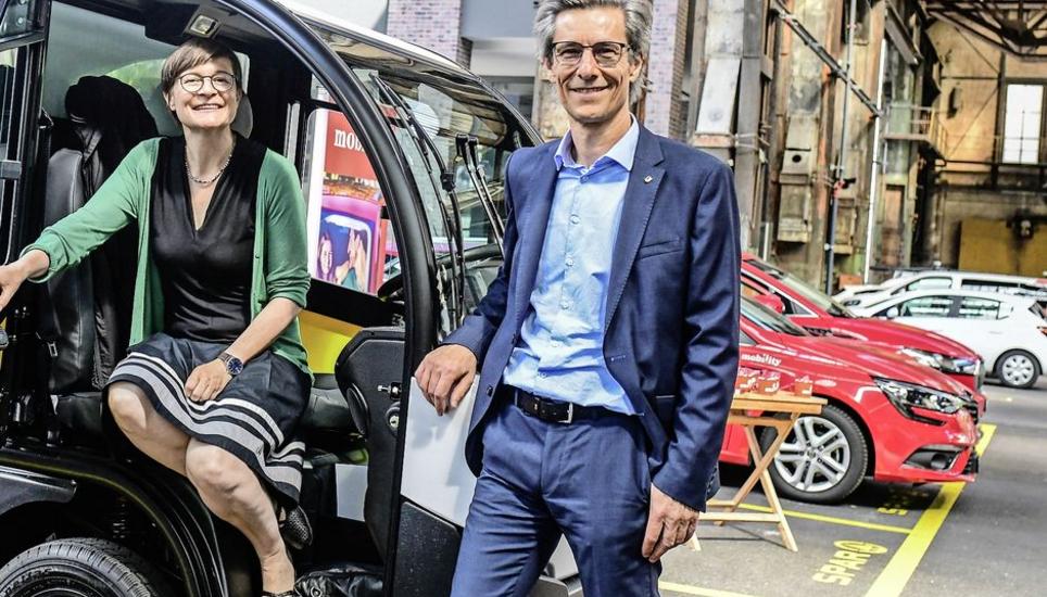 Katrin Bernath und Peter Neukomm mit dem Kleintransporter von Smargo. Bild: Melanie Duchene
