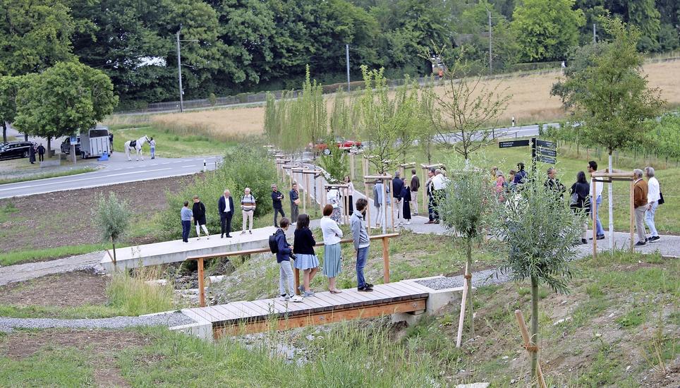 Besucher bei der Eröffnung im unteren Teil des neuen Schlossparks. Bild: Manuela Olgiati