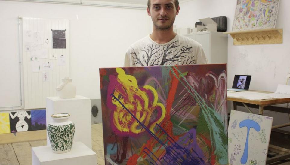 Filipp Binotto mit seinem Bild, welches im Grafittiworkshop entstanden ist. Bilder: Nicole Peter
