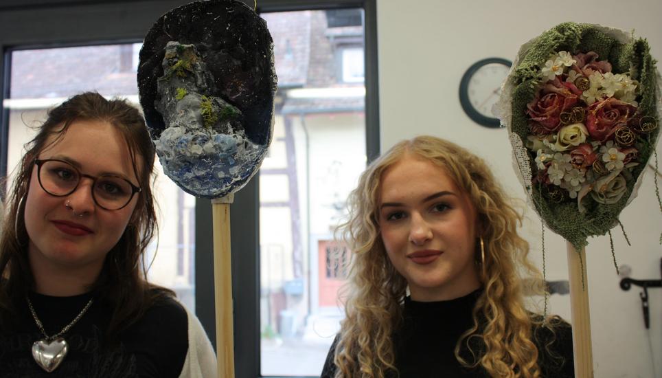 Als Projekt wurde von jedem eine Maske aus Gips hergestellt und das Innenleben individuell gestaltet. Die Masken der Schülerinnen Maike Heckmann (links), 17 und Annalena Schäfer, 16 zeigen ihre kreative Seiten.