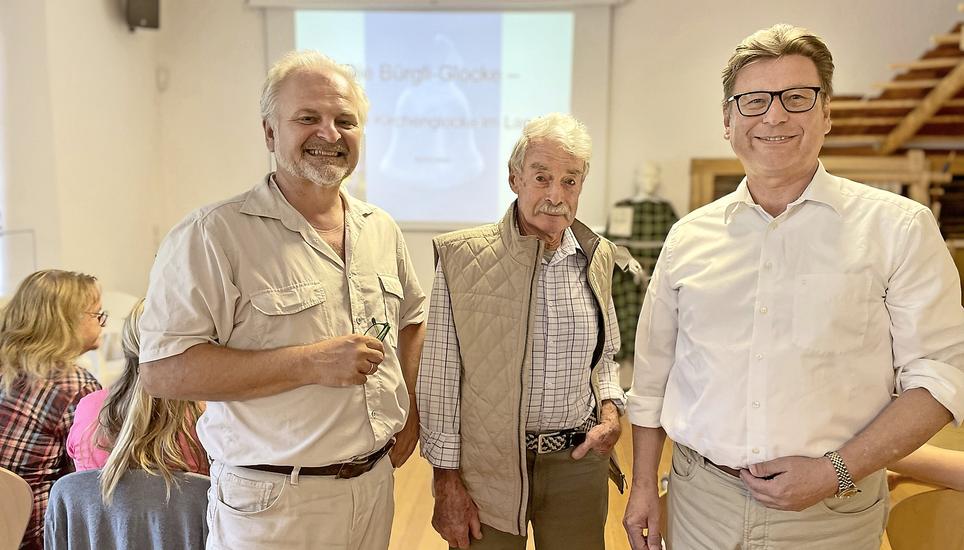 Experte Bertram Jenisch, Finder Herbert Kästle und Bürgermeister Thomas Auer (von links) freuen sich über den Sensationsfund aus Gailingen. Bild: Gudrun Trautmann