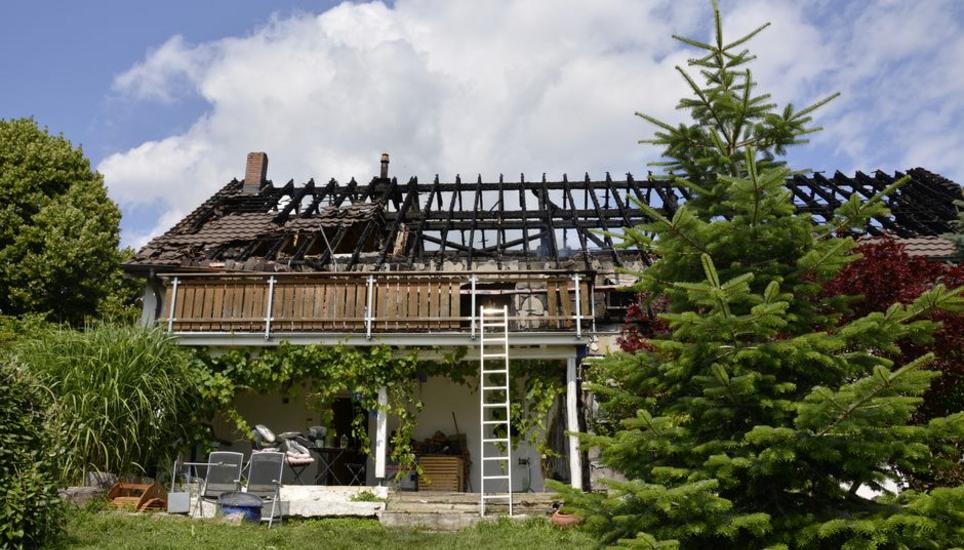 Was vom Haus an der Dorfstrasse in Opfertshofen übrig geblieben ist. Der Brand ist auf der Rückseite des Gebäudes ausgebrochen. Bilder: Damiana Mariani
