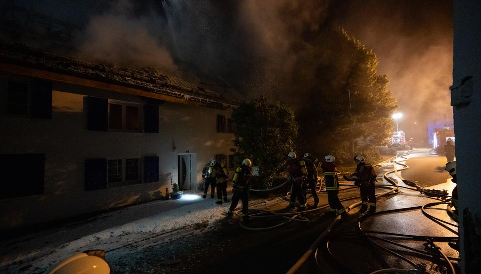 Im Einsatz standen neben der Schaffhauser Polizei, die Feuerwehr Thayngen, die Feuerwehr Unterer Reiat, die Feuerwehr Schaffhausen, die Feuerpolizei, die Rettungsdienste der Spitäler Schaffhausen und der Johanniter Singen, die EKS und das IKL.