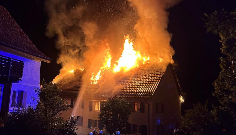 Das Gebäude stand in Flammen. Bild: SHPol
