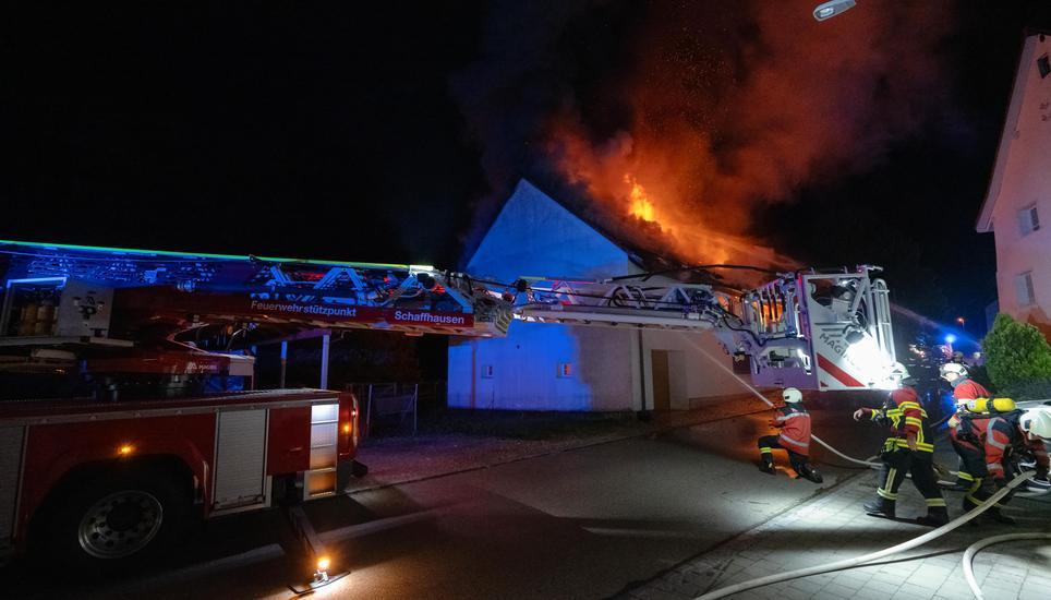 Die sofort alarmierten und ausgerückten Einsatzkräfte der Feuerwehr konnten den Brand rasch unter Kontrolle bringen und ein Übergreifen auf andere Gebäude verhindern. Bilder: Bruno Sternegg