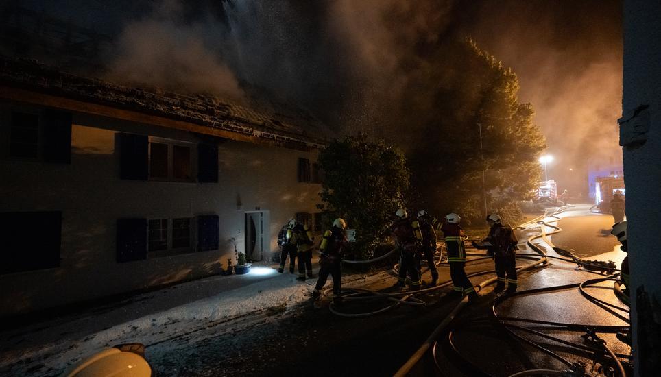 Im Einsatz standen neben der Schaffhauser Polizei, die Feuerwehr Thayngen, die Feuerwehr Unterer Reiat, die Feuerwehr Schaffhausen, die Feuerpolizei, die Rettungsdienste der Spitäler Schaffhausen und der Johanniter Singen, die EKS und das IKL.
