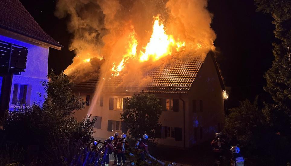 Das Gebäude stand in Flammen. Bild: SHPol