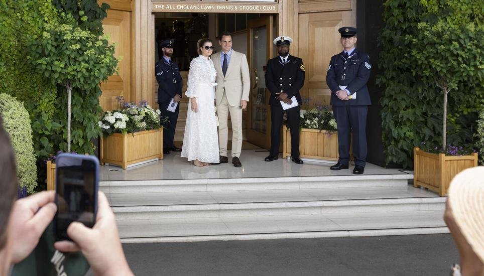 Ziehen bald nach Rapperswil-Jona SG: Roger Federer besuchte mit Ehefrau Mirka diese Woche Wimbledon. Bild: KEYSTONE