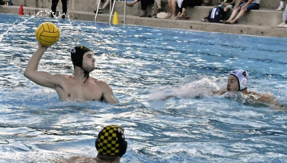 Kreuzlingen zu stark: Die Wasserballer des SC Schaffhausen (schwarze Kappe) stehen kurz vor dem Aus in den Play-offs. Bild: Pascal Oesch