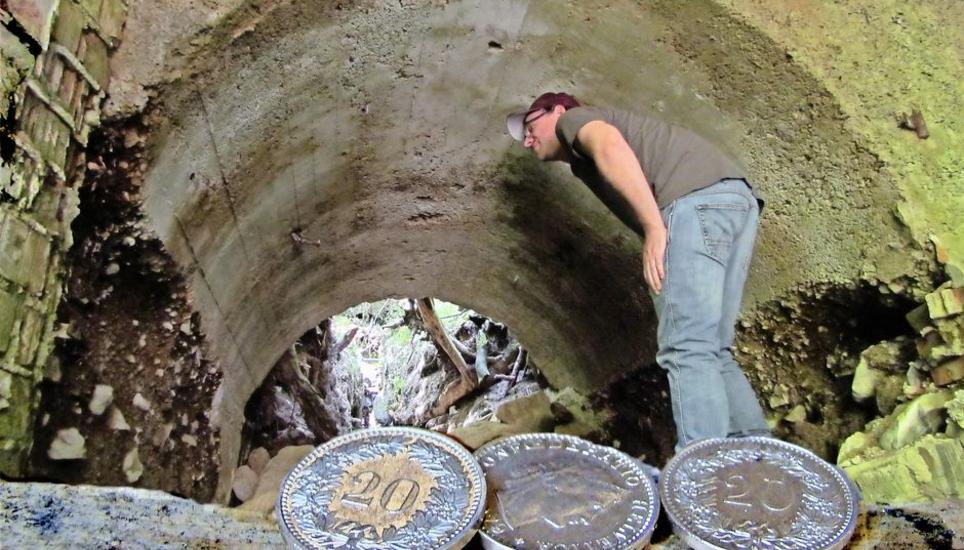Das verstürzte Mundloch des einstigen Hauptstollens. Von hier stammte das Nickel für die noch heute gültigen Zehn- und Zwanzigräppler. Bild: Ernst Hunkeler