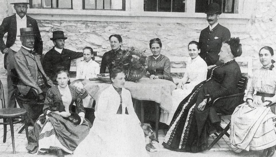 Schloss Au 1886: Fanny Moser-von Sulzer-Wart, hinten am Tisch sitzend, mit ihren in Weiss gekleideten Töchtern Mentona (l.) und Fanny (übernächste Person r.). Bild: zVg