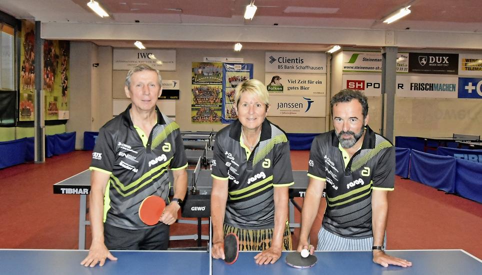Der TTC Neuhausen hat ein neues Angebot mit Trainer Johann Schuler, der Aktiven Maya Mühlemann und Co-Präsident Urs Schärrer (von links). Bild: Pascal Oesch