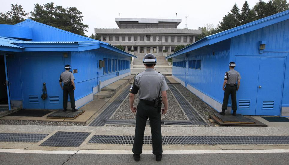 Soldaten des UNO-Kommandos bewachen den innerkoreanischen Grenzort Panmunjon. Bild: Keystone