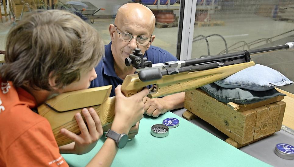 Hanspeter Vetterli gibt einem Teilnehmer des Ferienspasses in Kaltenbach Tipps im Umgang mit dem Luftgewehr. Bild: Thomas Martens