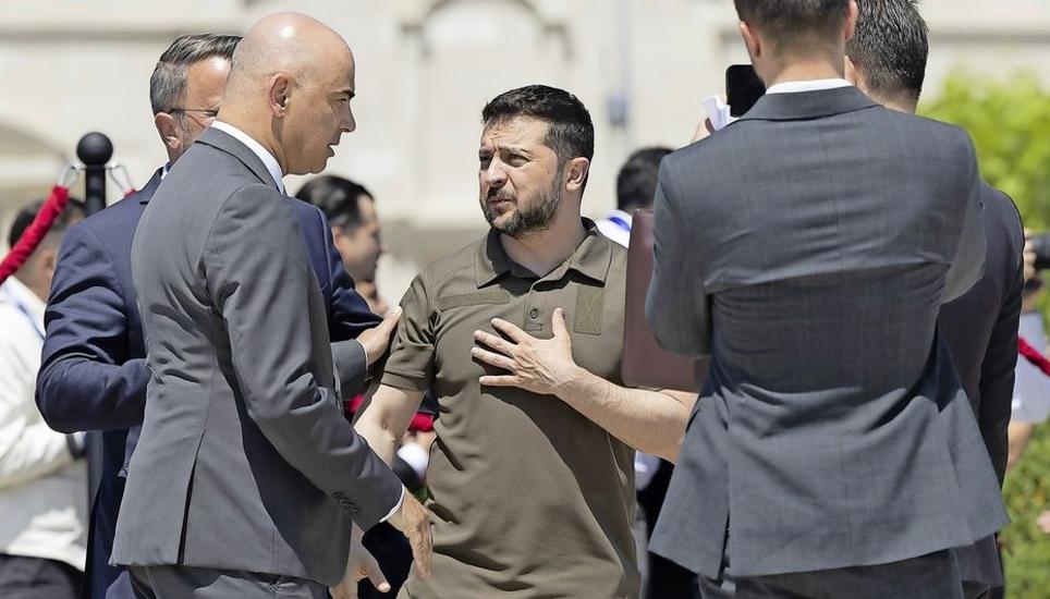 Ernsthafte Blicke: Bundespräsident Alain Berset schüttelt die Hand des ukrainischen Präsidenten Wolodimir Selenskyj beim Treffen der Europäischen Politischen Gemeinschaft in Moldawien anfangs Juni. Bild: Keystone
