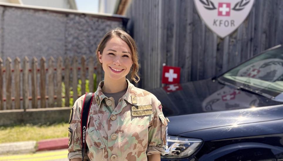 Ihre Weggefährten nennen sie einen «Strahlemensch». Das passt. Xhetare Rexhaj im Sommertarnanzug vor dem Quartier der Swisscoy in Pristina. Bild: zVg/Patric Caspar