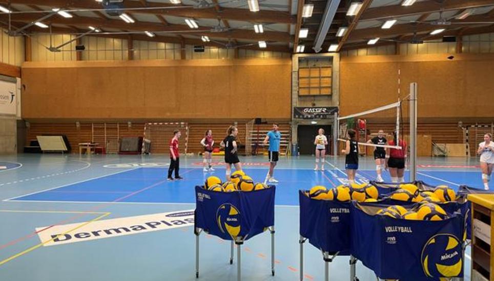 Dieses Mal gastiert der Radio Munot Selbstversuchs-Reporter Nico Bollinger bei den Volleyballspielerinnen des VC Kanti. Bild: Radio Munot