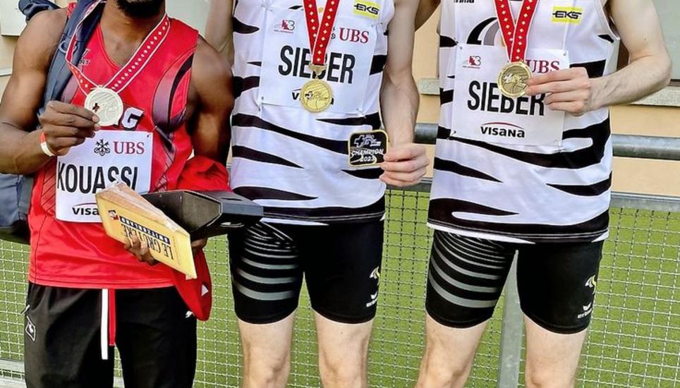 Mit Simon (M., Gold) und Roman Sieber (r., Bronze) räumten im Dreisprung gleich zwei Athleten des LC Schaffhausen ab. Der Genfer Carlos Kouassi holte Silber. Bilder: Ernst A. Müller