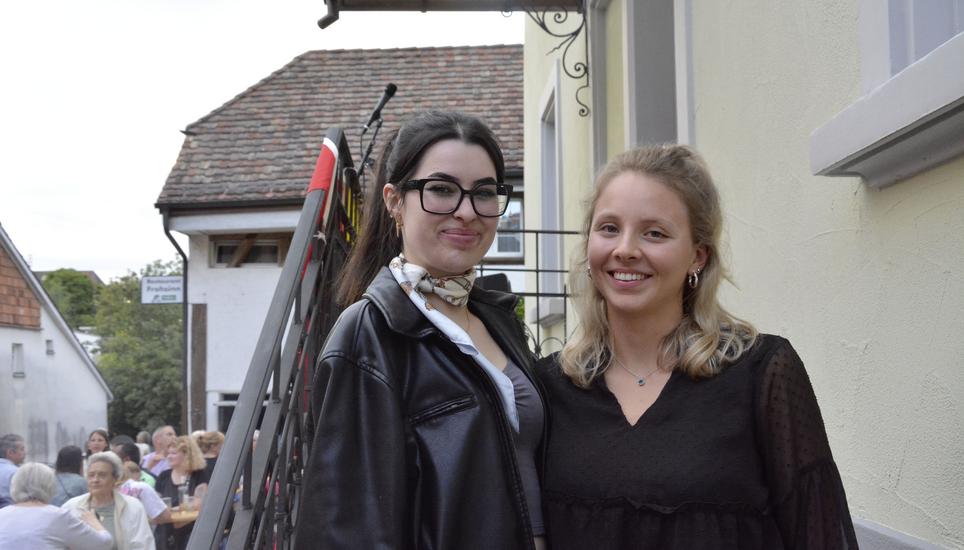 Buchthalerinnen durch und durch: Paula Terschawetz (r.) und Giulia Tresch bei der Bundesfeier des Quartiers. Bild: Robin Blanck