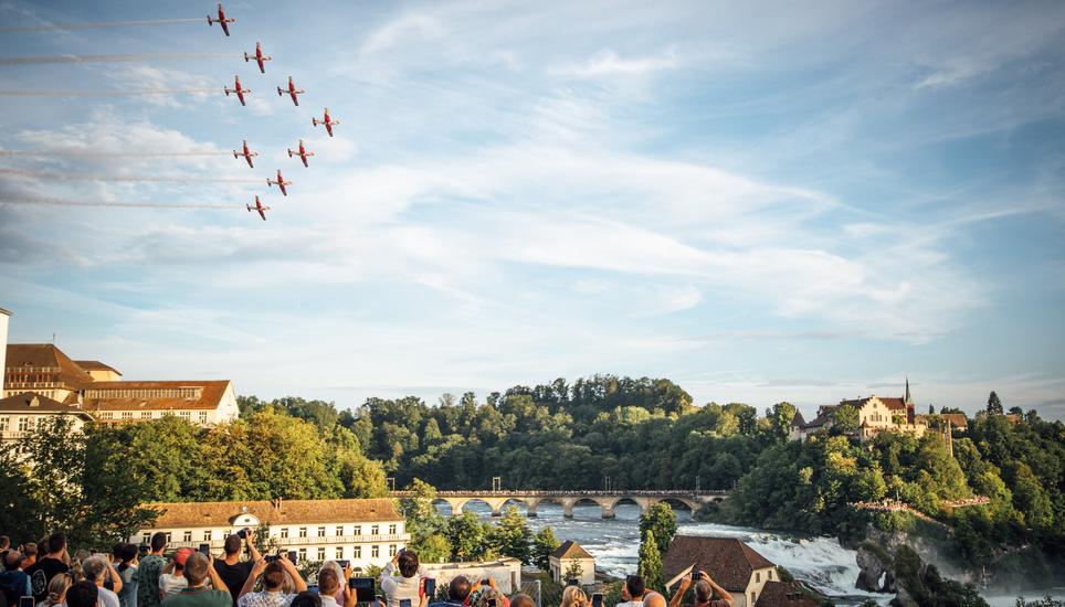Bevor der Rheinfall in allen möglichen Farben erleuchtete, stand die Flugschow der Schweizer Armee auf dem Programm.
