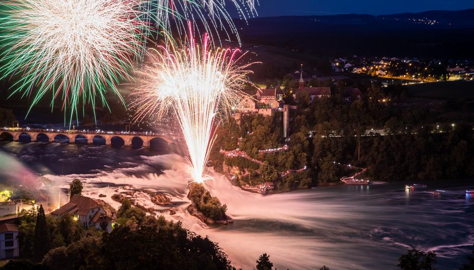 Feuerwerk-Bouquets färbten den grössten Wasserfall Europas in leuchtende Farben.