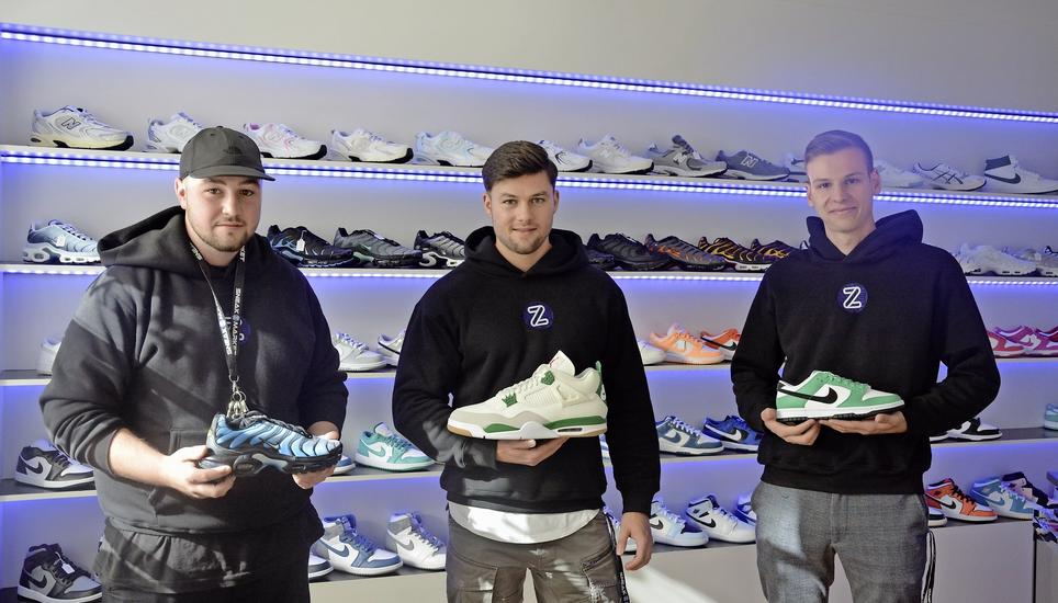 Matthias Leu, Dominic Werner und Marlon Horner präsentieren ihre Lieblingssneakers. Bild: Simon Müller