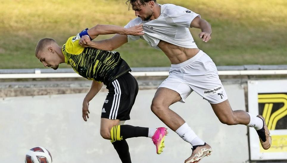 FCS-Verteidiger Louis Lurvink (r.) im hitzigen Duell mit Luca Gazzetta - mit dem besseren Ende für den Aufsteiger. Bild: Freshfocus