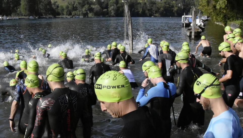 Start im kühlen Nass: Unterhalb der Büsinger Kläranlage erfolgt der Auftakt zum Schaffhauser Triathlon. Schwimmen im Rhein ist angesagt. Bilder: Pascal Oesch