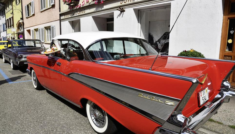 Der feuerrote Chevy Bel Air im historischen Städtli.