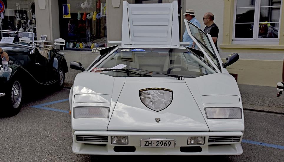 Ein Blickfang, der schneeweisse Lamborghini.