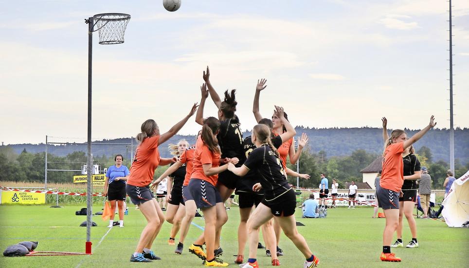Korb für die Frauen des STV Hallau in Schwarz gegen die Spielerinnen des STV Wolfenschiessen. Bilder: Dominic Caviezel und Daniel F. Koch