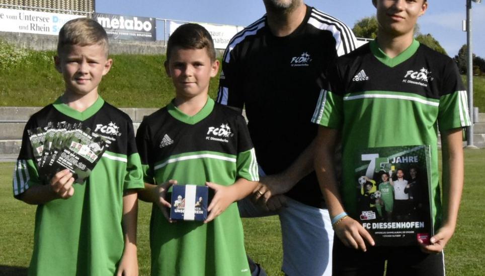 Präsentieren stolz ihr Werk: Die FCD-Nachwuchscracks Romeo Götz, Leonardo Götz und Natalia Christmann (von links) mit Jugend- und Sportcoach Denis Engeli (Zweiter von rechts), dem Initiator der Sammelalbum-Aktion. Bild: Pascal Oesch