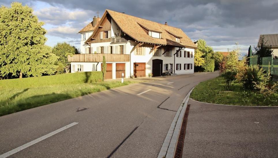 In der Liegenschaft «Hinterburg», im Hinterdorf von Büttenhardt, an der Strasse nach Opfertshofen verlebte Hans Georg Brütsch seine ersten 11 Lebensjahre.