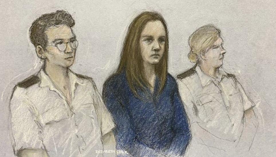 Die Gerichtszeichnung zeigt die verurteilte Kindermörderin Lucy Letby (Mitte): Die Krankenschwester muss lebenslang hinter Gitter. Zeichnung: Elisabeth Cook/AP