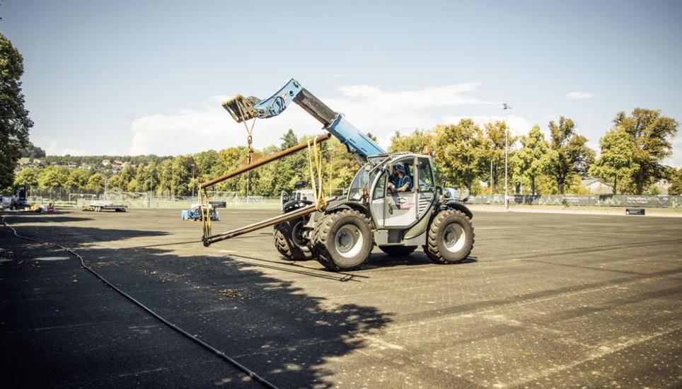 Der alte Rasen ist weg. Was bleibt, ist die schwarze Elastikschicht. Diese Woche wird der neue Teppich mit besseren Fasern und ohne Granulat verlegt. Bild: Roberta Fele