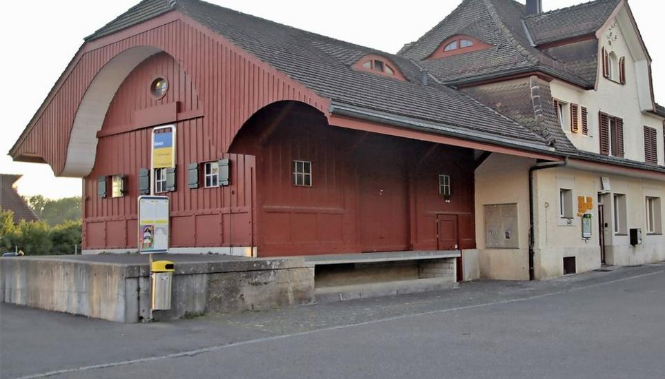 Das alte Bahnhofgebäude und der Güterschuppen in Dachsen können nach dem klaren Votum der 128 Stimmbürger nun saniert und umgebaut werden. Bild: Roland Müller