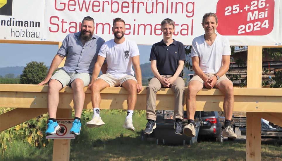 Auf dem grossen „Bänkli“ zeigen sich vom OK Gewerbefrühling 2024 Stammheimertal Mario Aeppli, Christoph Reutimann, Stefan Roth und Reto Gentsch (v.l.). Bild: RoMü