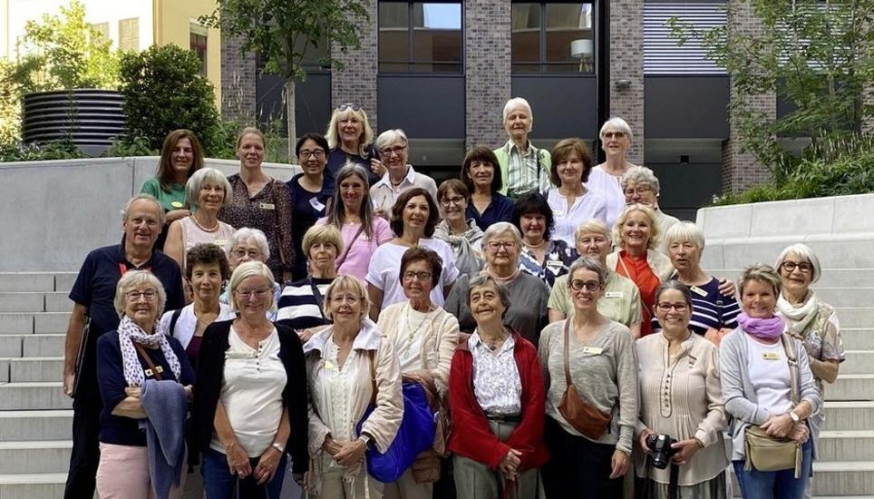 Die Freundinnen der Inner Wheel Clubs Bodensee und Schaffhausen mit Prof. Dr. Thomas Stoll, Präsident der Rheumaliga Schaffhausen. Bild: zVg