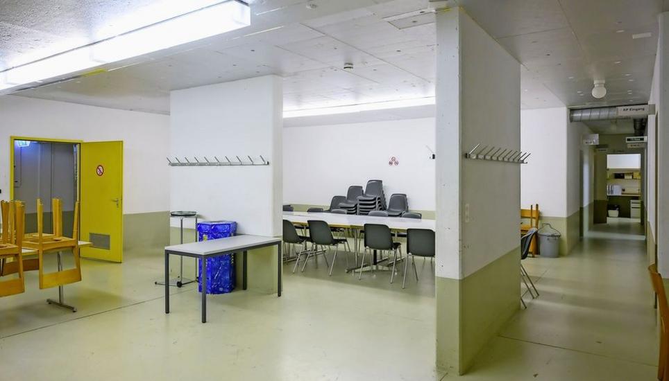 Blick in den Aufenthaltsraum der Zivilschutzanlage «Zelg» in Beringen: Die Räumlichkeiten ohne Tageslicht sind nur als Schlafmöglichkeit gedacht, tagsüber wird eine Beschäftigung in Schaffhausen angeboten. Bild: Michael Kessler