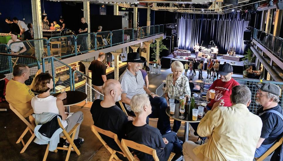ie Stimmung in der Halle war schon kurz nach 17 Uhr gut, kurz nachdem das Hoffest in der Kammgarn begonnen hatte. Bild: Michael Kessler