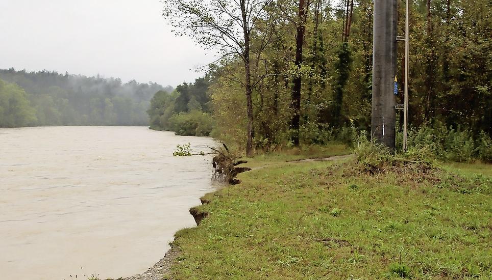 Vom Hochwasser «angeknabbert»: Das Thurufer bei Andelfingen. Im Bild links nähert sich der Fluss dem Mast einer Hochspannungsleitung. Bilder Roland Müller