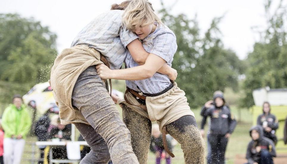 Diana Fankhauser (r.) und Marian Kälin im 4. Gang beim Frauen- und Meitlischwingfest 2018 auf dem Beat-Michels-Hof in Uezwil im Kanton Aargau. 2018 wurde Diana Fankhauser zum ersten Mal Schwingerkönigin. 2022 zum zweiten Mal. Bild: Keystone