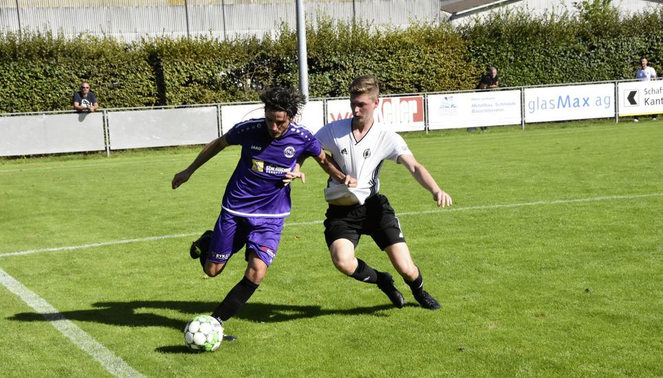 Kantonsderby Thayngen – SV Schaffhausen 2: Stürmer Durim Krasnici (Thayngen, links) im Zweikampf mit Verteidiger Johannes Schäfer von der SV Schaffhausen 2. Bild: Pascal Oesch