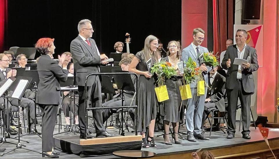Die Sieger des Prix Musique 2023: Alena Imseng (2.), Sherin Al-Sadi (3.) und der Erstplatzierte Baptiste Varone (v. l.). Bild: Gudrun Trautmann