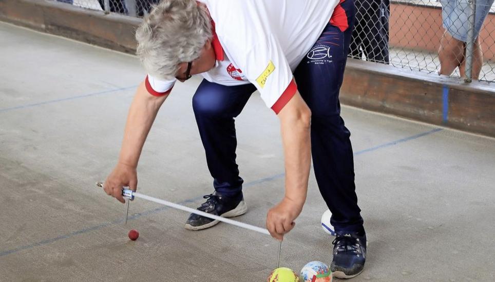 Bis auf einen Millimeter genau werden beim Boccia die Abstände gemessen. Bilder: Roland Müller
