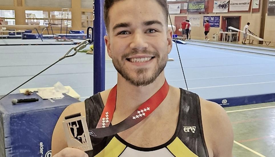 Stolzer Medaillengewinner: Taha Serhani im Trikot von Kunstturnen Schaffhausen in Glarus. Bild: Martin Fuchs