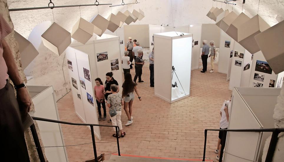 Die Fotoausstellung «Marthalen – einst und jetzt» verzeichnete bereits am ersten Ausstellungstag im Gewölbekeller unter dem «Hirschen» einen grossen Andrang. Bild: Roland Müller