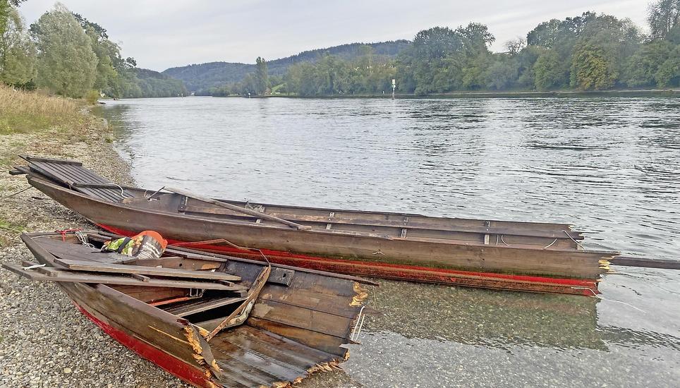 Das Motorschiff wurde durch den Aufprall an der Wiffe auseinandergebrochen, die vier Insassen blieben unverletzt. Bild: Kantonspolizei Thurgau